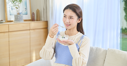 ヨーグルトを食べる女性